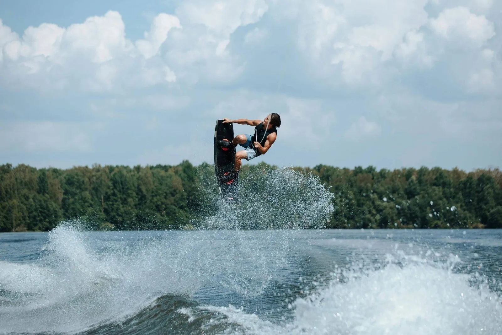 Top 3 des bateaux de wakeboard à moins de 100 000€ en 2024