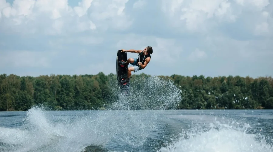 Top 3 des bateaux de wakeboard à moins de 100 000€ en 2024